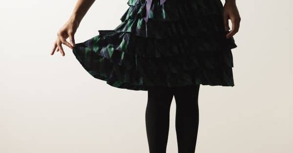 Falda formal, camisa y medias opacas