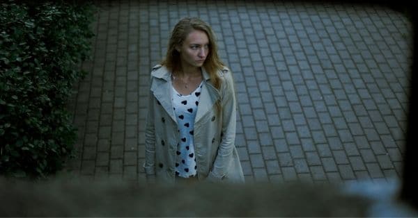 Vestido y gabardina clásica