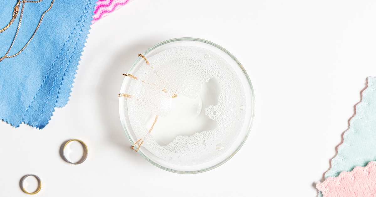 Maneras sencillas de limpiar tus joyas en casa