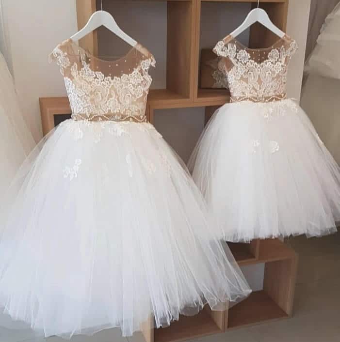Vestido de Comunión para niña con flores y perlas de fantasía